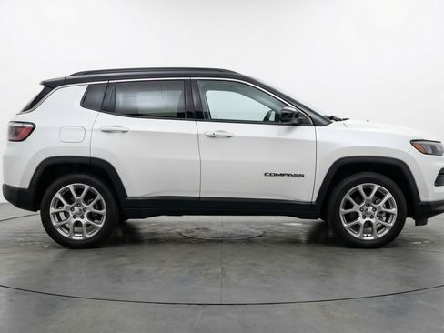 Used 2025 Jeep Compass Limited image 11