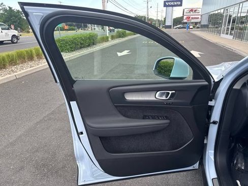 Certified 2025 Volvo XC40 B5 Core AWD/4WD image 17