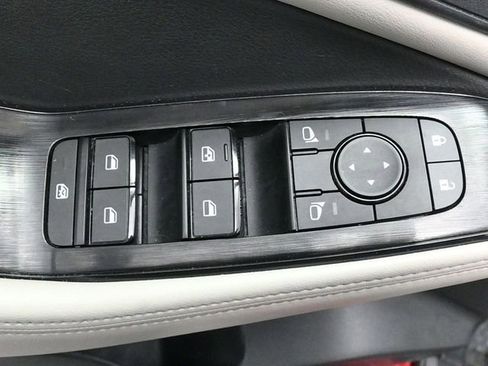 Used 2025 Nissan Rogue SV image 19