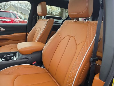 New 2026 Chrysler Pacifica Pinnacle image 4