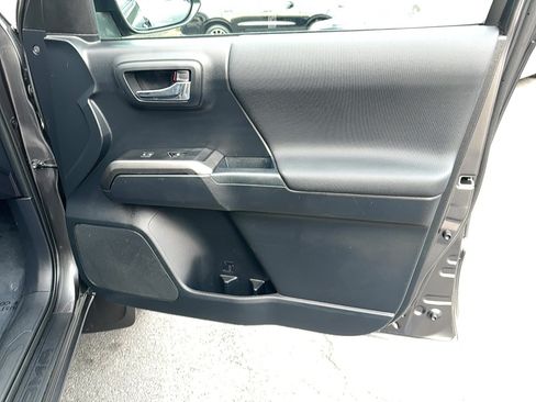Used 2018 Toyota Tacoma TRD Sport AWD/4WD image 21
