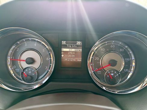 Used 2014 Chrysler Town & Country Touring-L w/ Trailer Tow Group FWD image 15