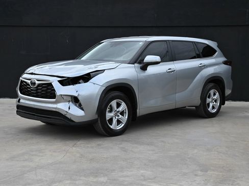 Used 2025 Toyota Highlander LE image 2