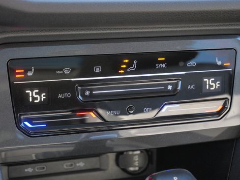 Certified 2024 Volkswagen Tiguan SE w/ Panoramic Sunroof Package FWD image 24