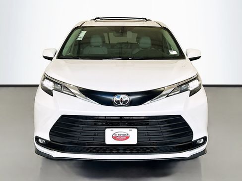 New 2026 Toyota Sienna XLE FWD image 2