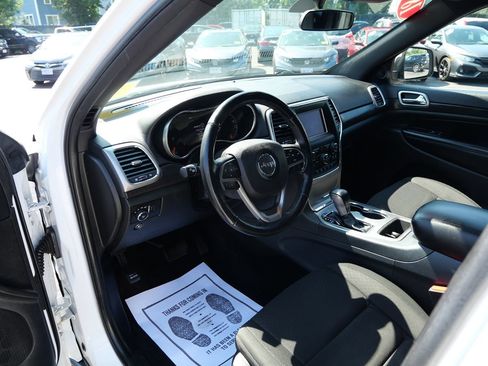 Used 2018 Jeep Grand Cherokee Laredo AWD/4WD image 9