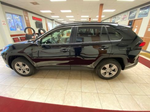 Used 2025 Toyota RAV4 LE AWD/4WD image 4