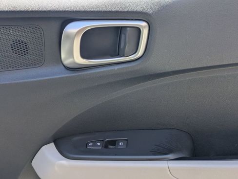 Used 2025 Hyundai Venue SEL FWD image 33