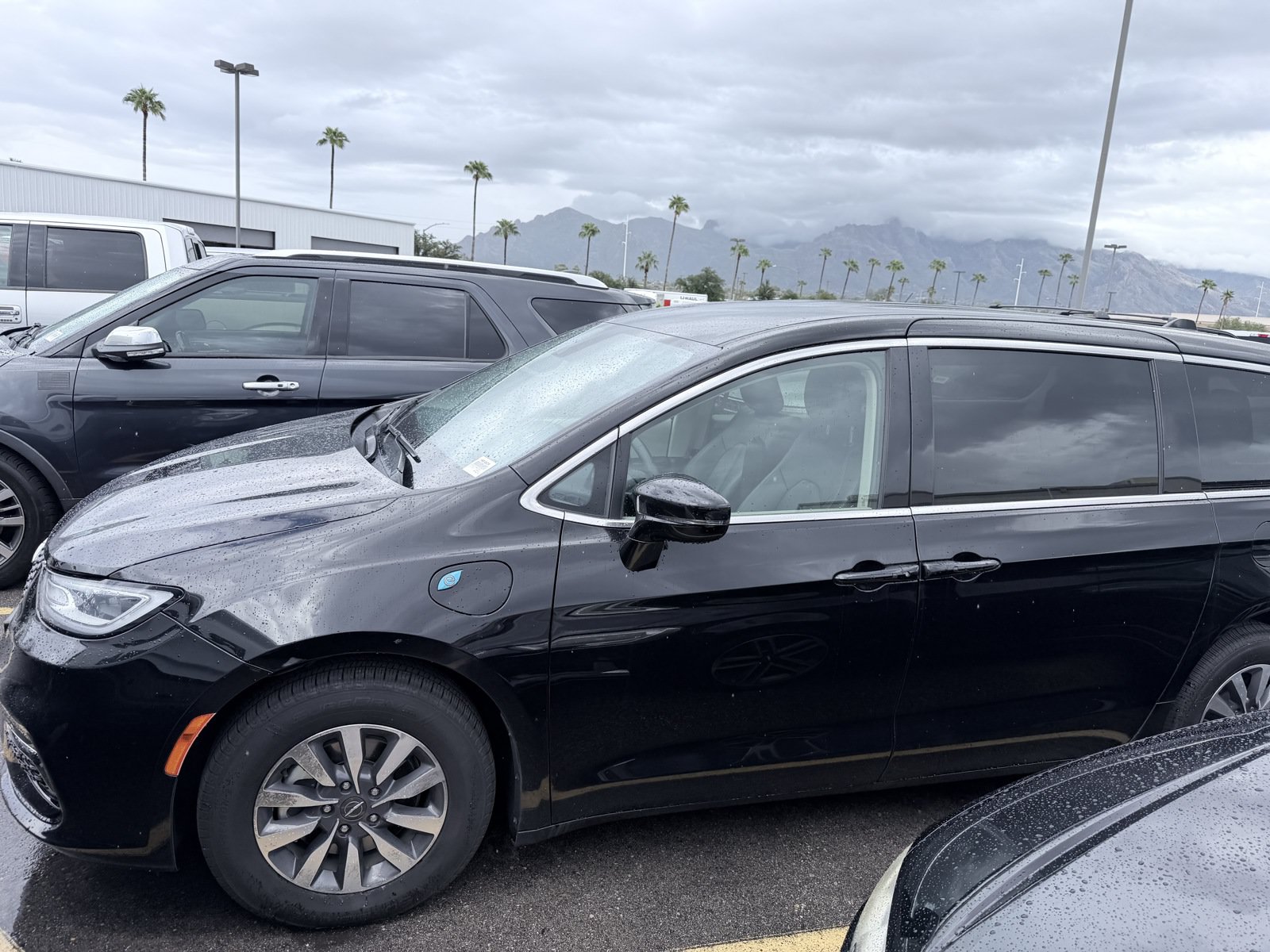 Used 2024 Chrysler Pacifica Limited FWD image 4