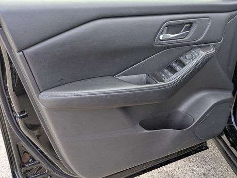 Used 2025 Nissan Rogue SV image 10