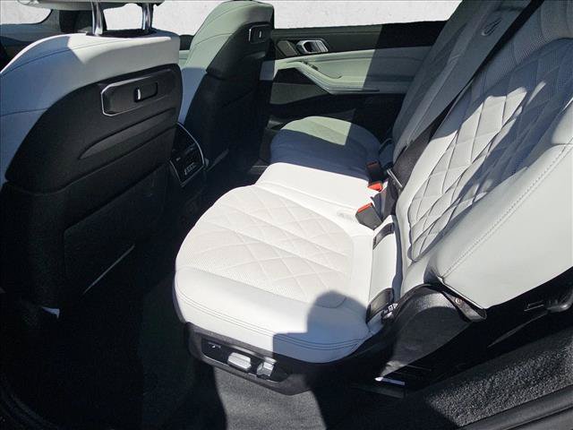 Used 2024 BMW X7 xDrive40i w/ M Sport Package AWD/4WD image 21