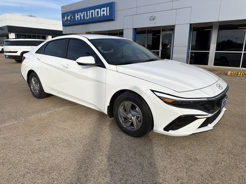 New 2026 Hyundai Elantra SE image 2