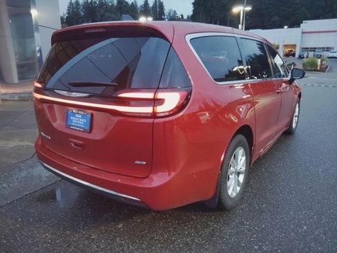 Used 2025 Chrysler Pacifica Select image 11
