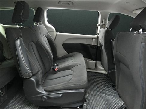 Used 2021 Chrysler Voyager L image 15
