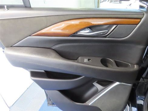 Used 2020 Cadillac Escalade Premium Luxury image 32