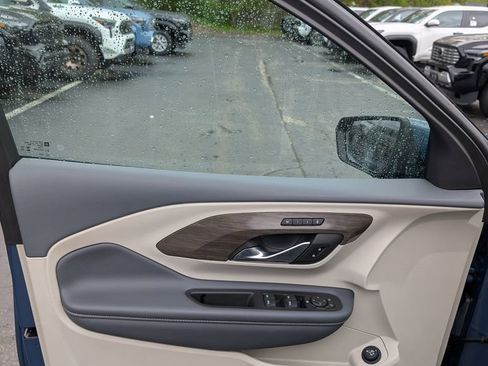 Used 2024 GMC Terrain Denali w/ Denali Premium Package AWD/4WD image 12
