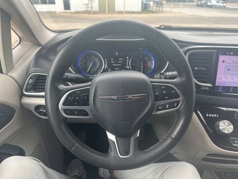 Used 2022 Chrysler Pacifica Touring-L FWD image 10