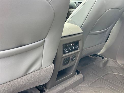 Used 2018 Chevrolet Traverse Premier w/ Driver Confidence II Package FWD image 26