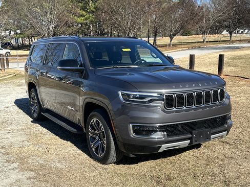 Used 2024 Jeep Wagoneer L Series II image 3