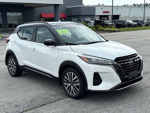 Certified 2023 Nissan Kicks SR FWD image 9