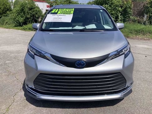 Used 2021 Toyota Sienna XLE w/ XLE Plus Package FWD image 12