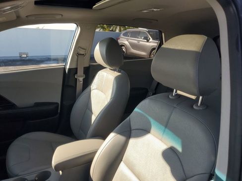 Used 2022 Kia Niro EX Premium image 16