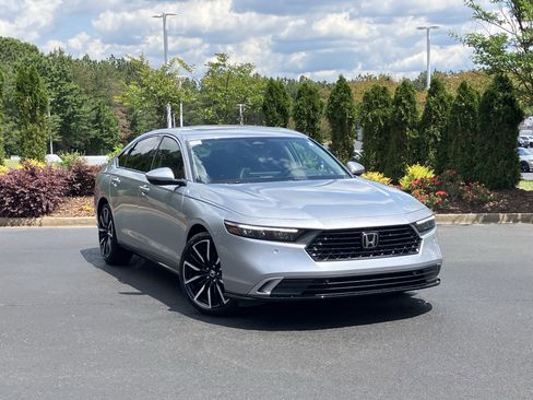 Used 2025 Honda Accord Touring image 2