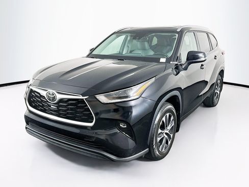 Used 2021 Toyota Highlander XLE AWD/4WD image 3
