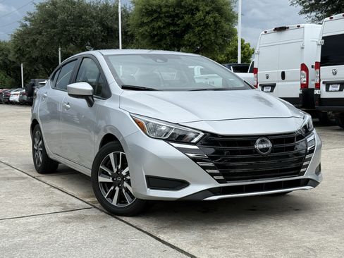 Used 2024 Nissan Versa SV FWD image 2