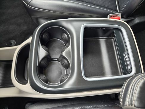 Used 2024 Chrysler Pacifica Touring-L image 14