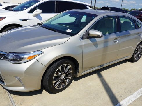 Used 2017 Toyota Avalon XLE Premium FWD image 5