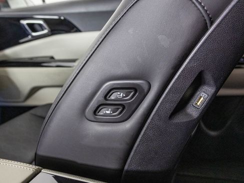 Used 2023 Kia Carnival SX image 39