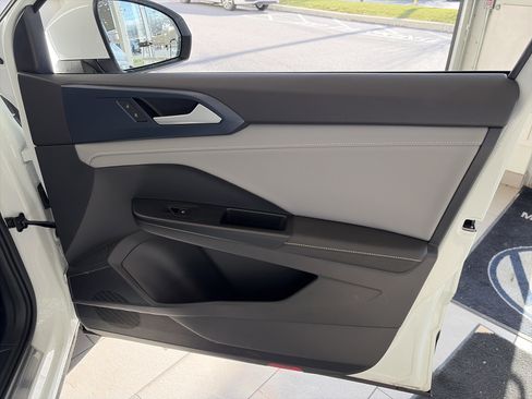 Used 2024 Volkswagen Taos SE w/ Panoramic Sunroof Package image 34