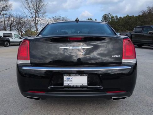 Used 2022 Chrysler 300 Touring image 5