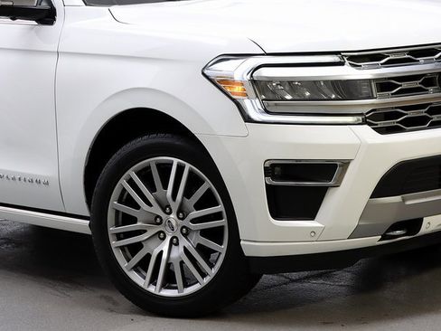 Used 2023 Ford Expedition Platinum image 3
