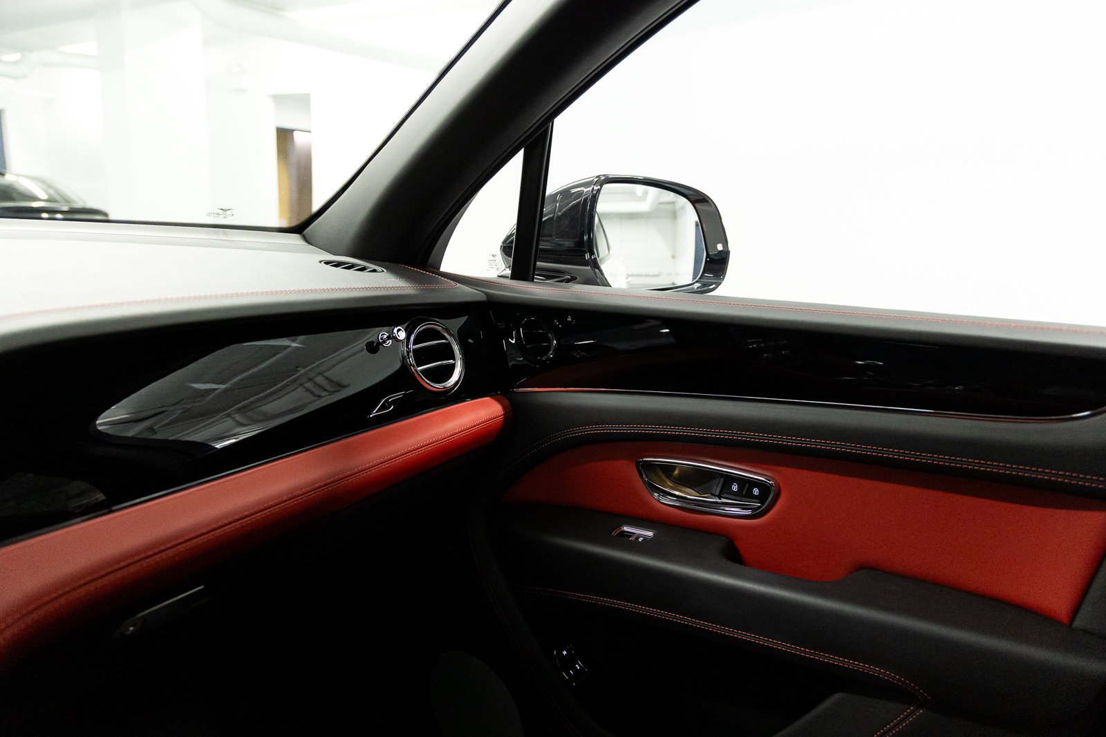 Used 2023 Bentley Bentayga AWD/4WD image 40
