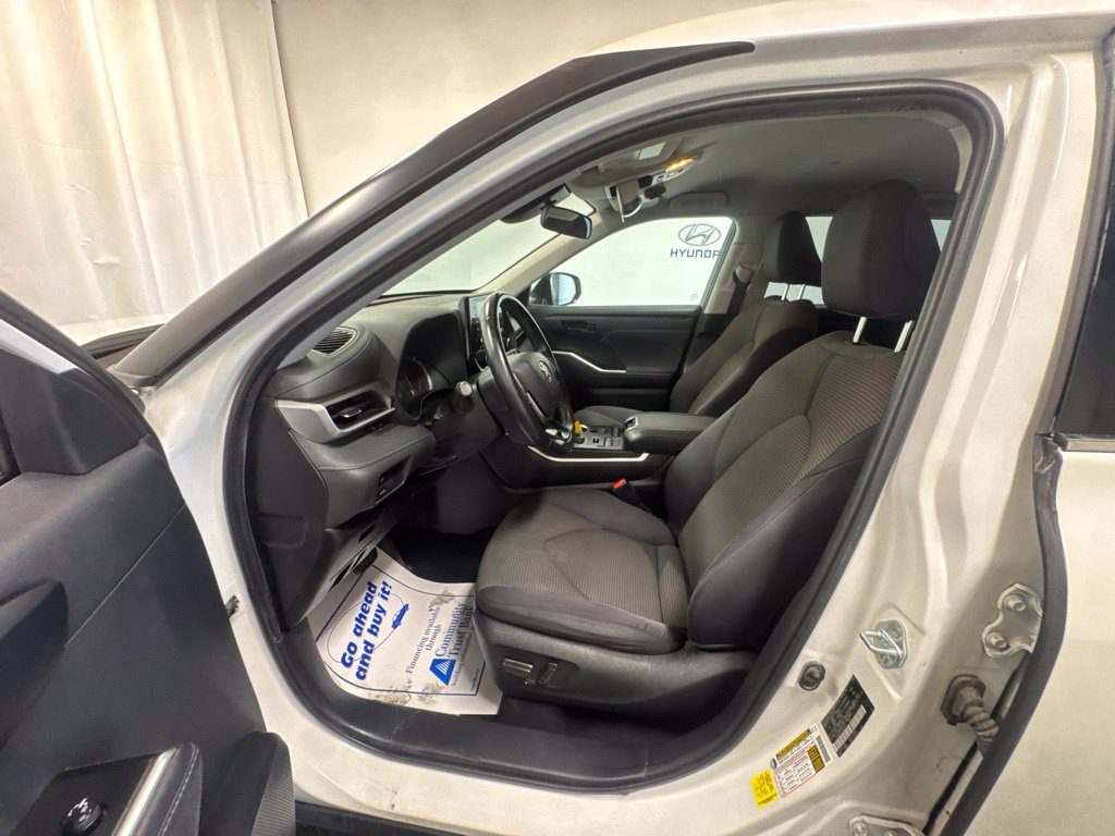 Used 2021 Toyota Highlander LE AWD/4WD image 16