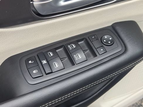 Certified 2024 Chrysler Pacifica Limited FWD image 28
