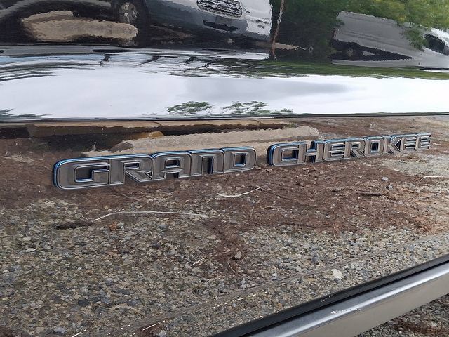 Used 2018 Jeep Grand Cherokee Laredo AWD/4WD image 31