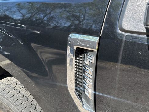 Used 2017 Ford F250 XLT w/ XLT Premium Package image 4