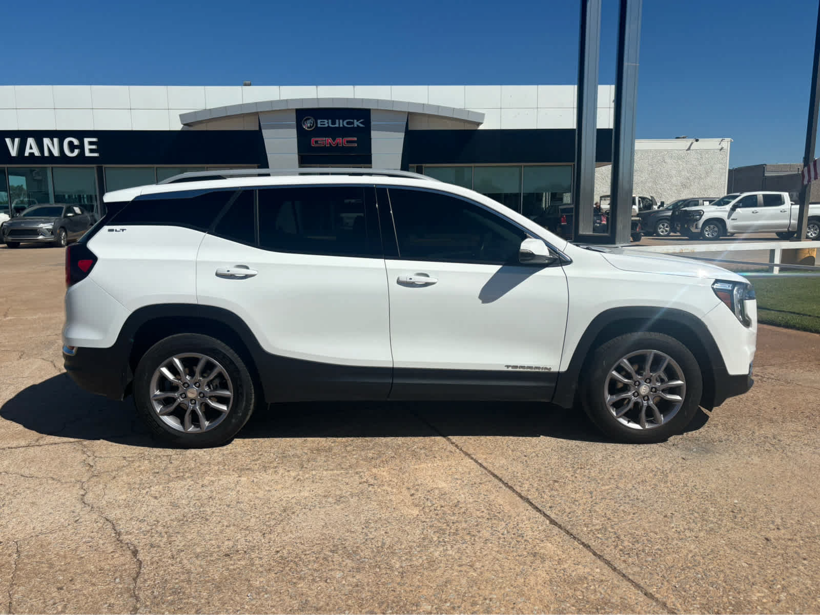 Used 2022 GMC Terrain SLT w/ Infotainment Package II AWD/4WD image 8