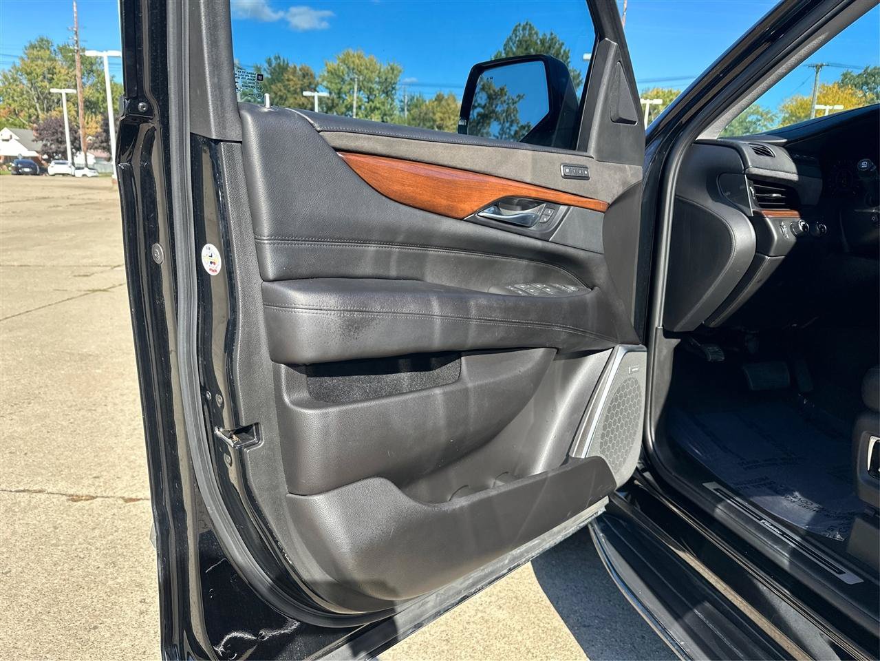 Used 2018 Cadillac Escalade Luxury AWD/4WD image 21