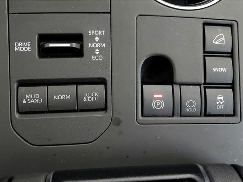 Used 2024 Toyota Highlander XLE AWD/4WD image 45