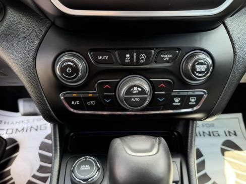 Used 2019 Jeep Cherokee Latitude Plus w/ Comfort/Convenience Group AWD/4WD image 25