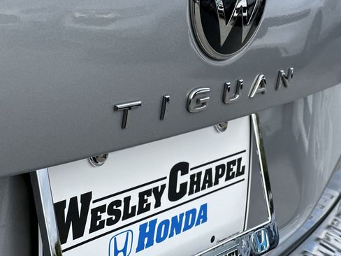 Used 2022 Volkswagen Tiguan SE w/ Panoramic Sunroof Package FWD image 11