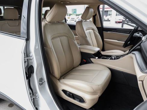 Used 2022 Jeep Grand Cherokee L Limited w/ Black Appearance Package RWD image 45