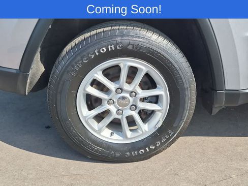 Used 2019 Jeep Grand Cherokee Laredo AWD/4WD image 13