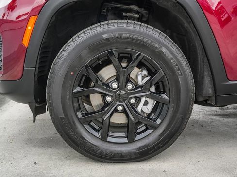 Used 2025 Jeep Grand Cherokee Altitude AWD/4WD image 11