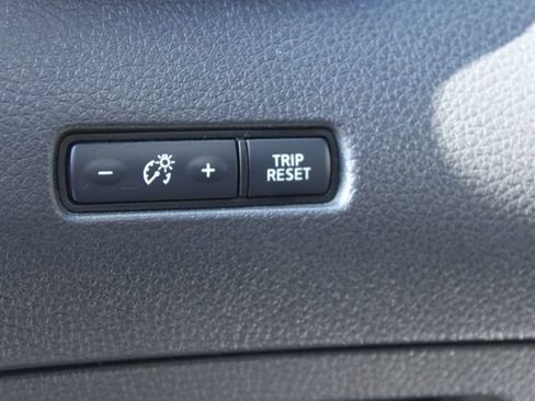 Used 2019 Nissan Rogue SV FWD image 13