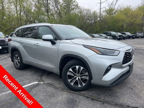 Used 2022 Toyota Highlander XLE AWD/4WD image 1